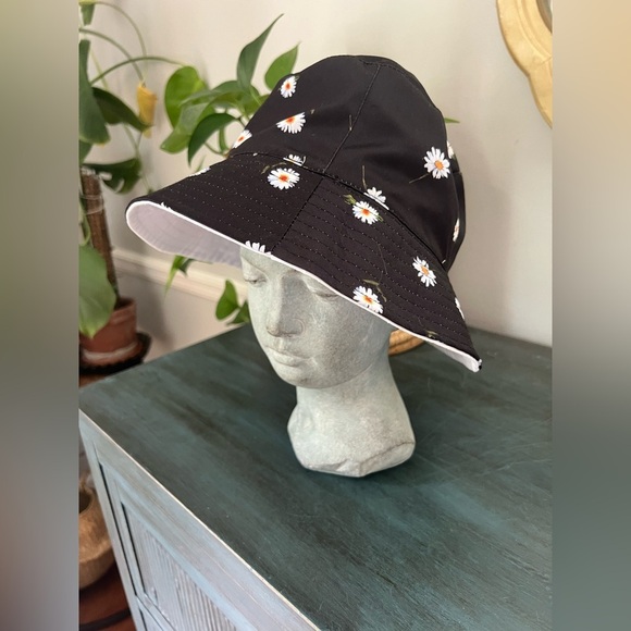 Alice + Olivia daisy bucket hat reversible 
One size - Picture 1 of 6